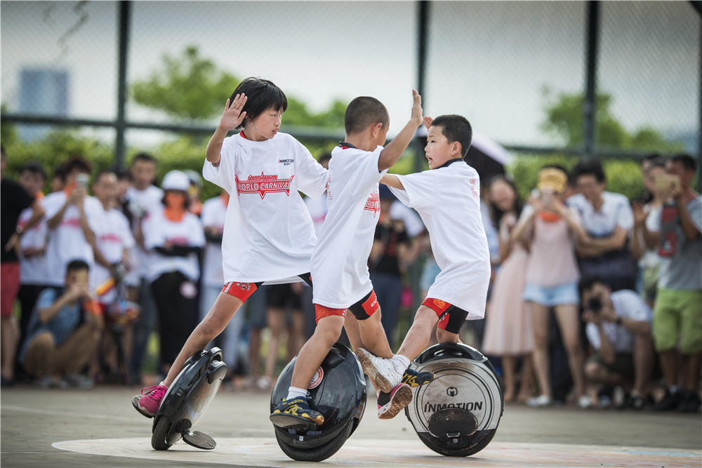 全球花样平衡车大赛深圳开赛，近百名独轮玩家对战深圳湾